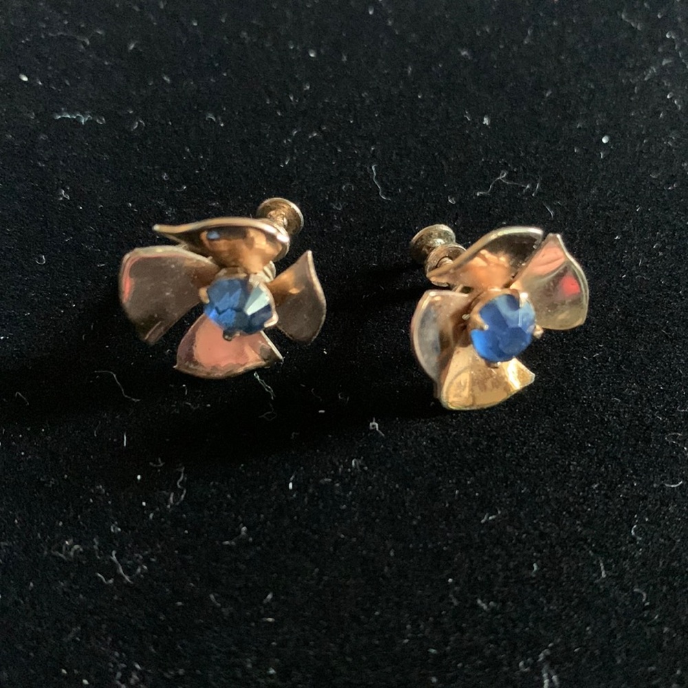 Rose Gold plated(?) sterling silver flower w blue rhinestone screw back earrings